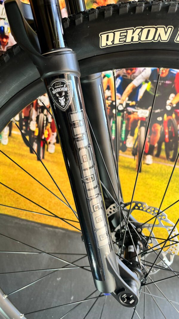 Detalhe da suspensão da bike OGGI Agile Sport