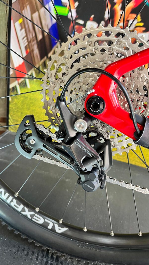 Detalhe do câmbio da bike OGGI Agile Sport