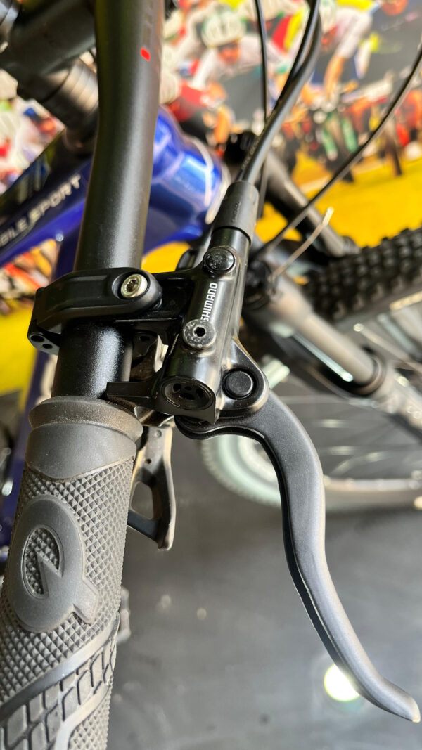 Detalhe do guidão da bike OGGI Agile Sport