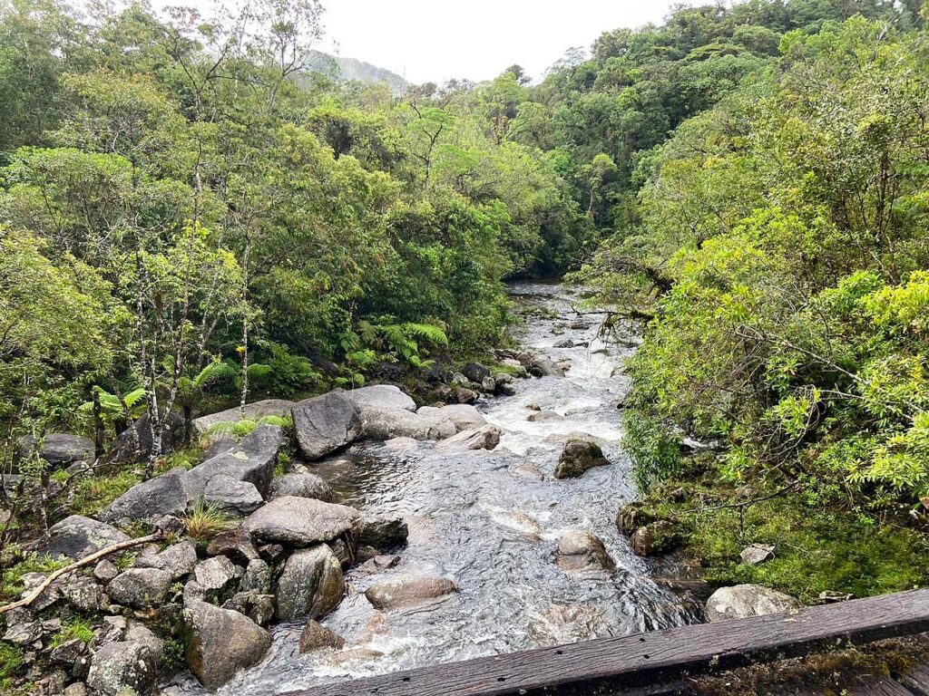 Rio com pedras na Serra do Mar
