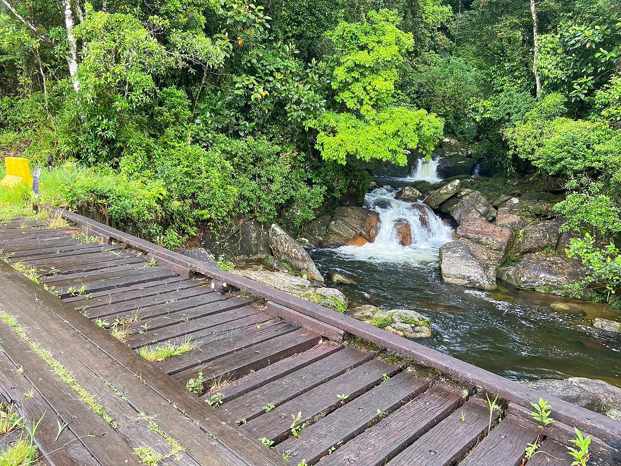 rio de pedras na estrada da petrobras na serra do mar
