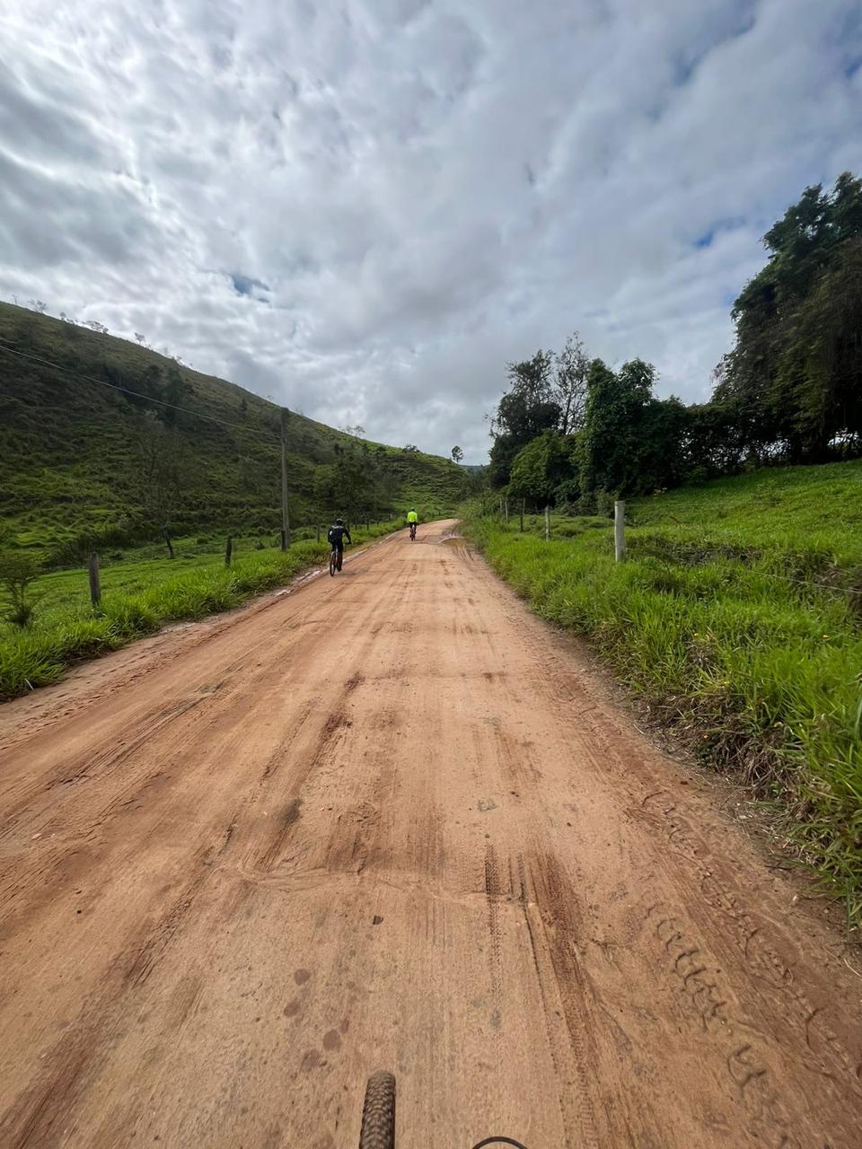 trilha de bike na estrada da petrobras na serra do mar em são paulo