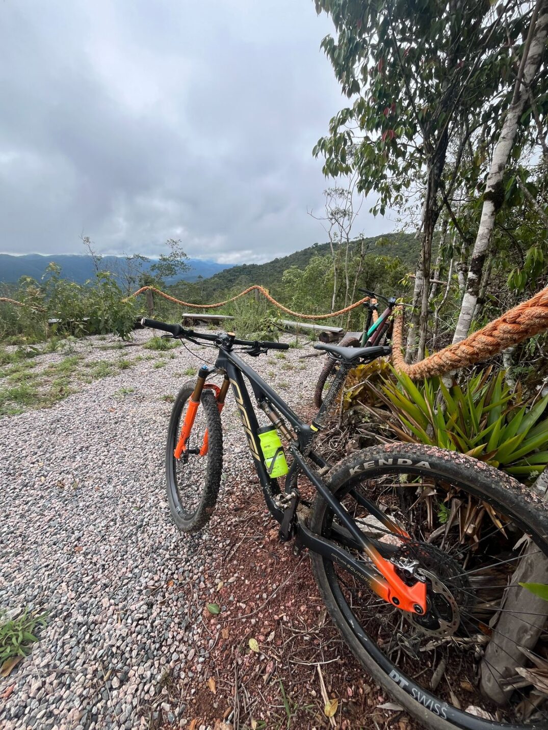 Bike encostada em estrada ao ar livre  com céu nublado