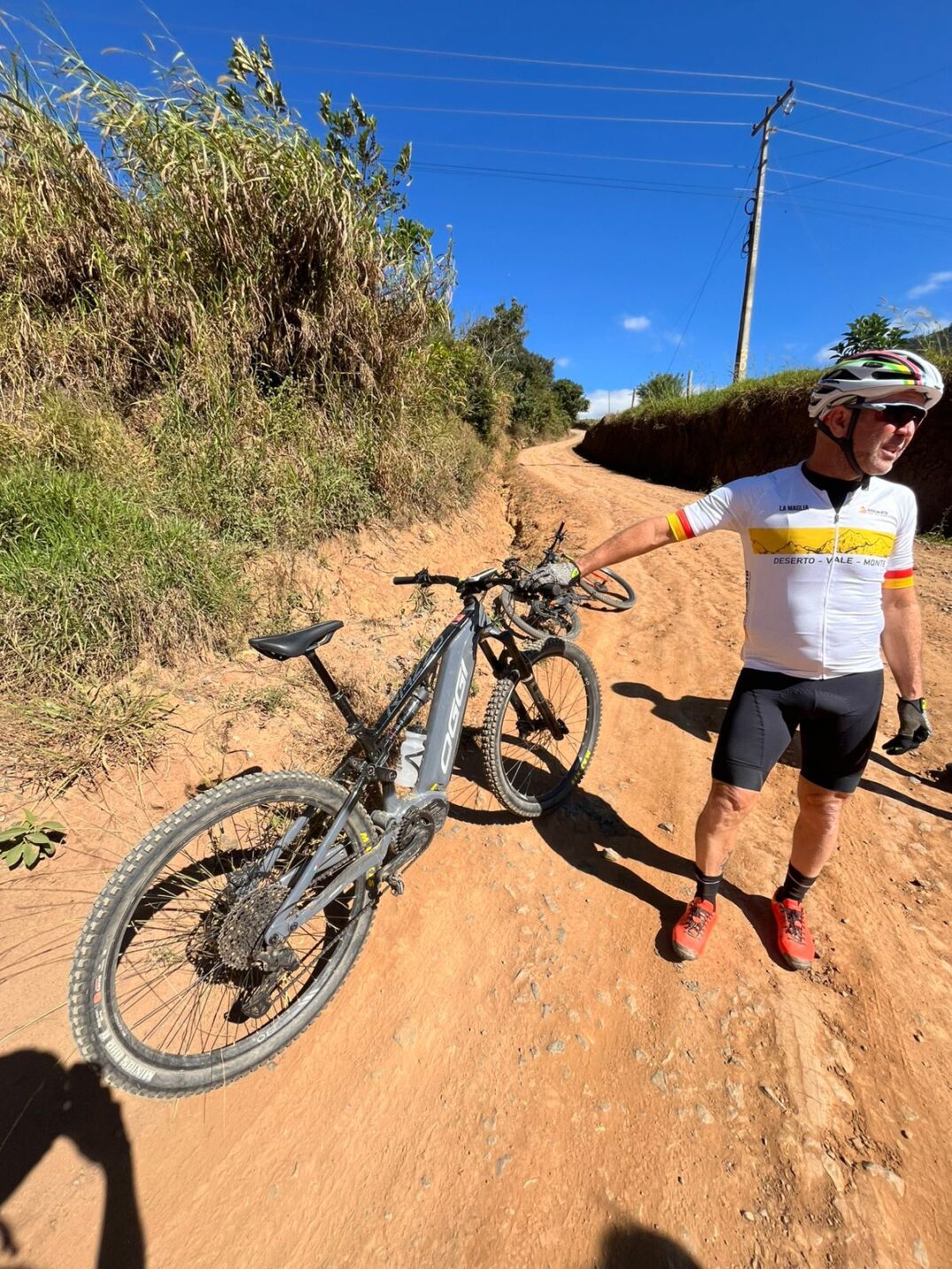 edu ramires com a bike elétrica oggi razzo 