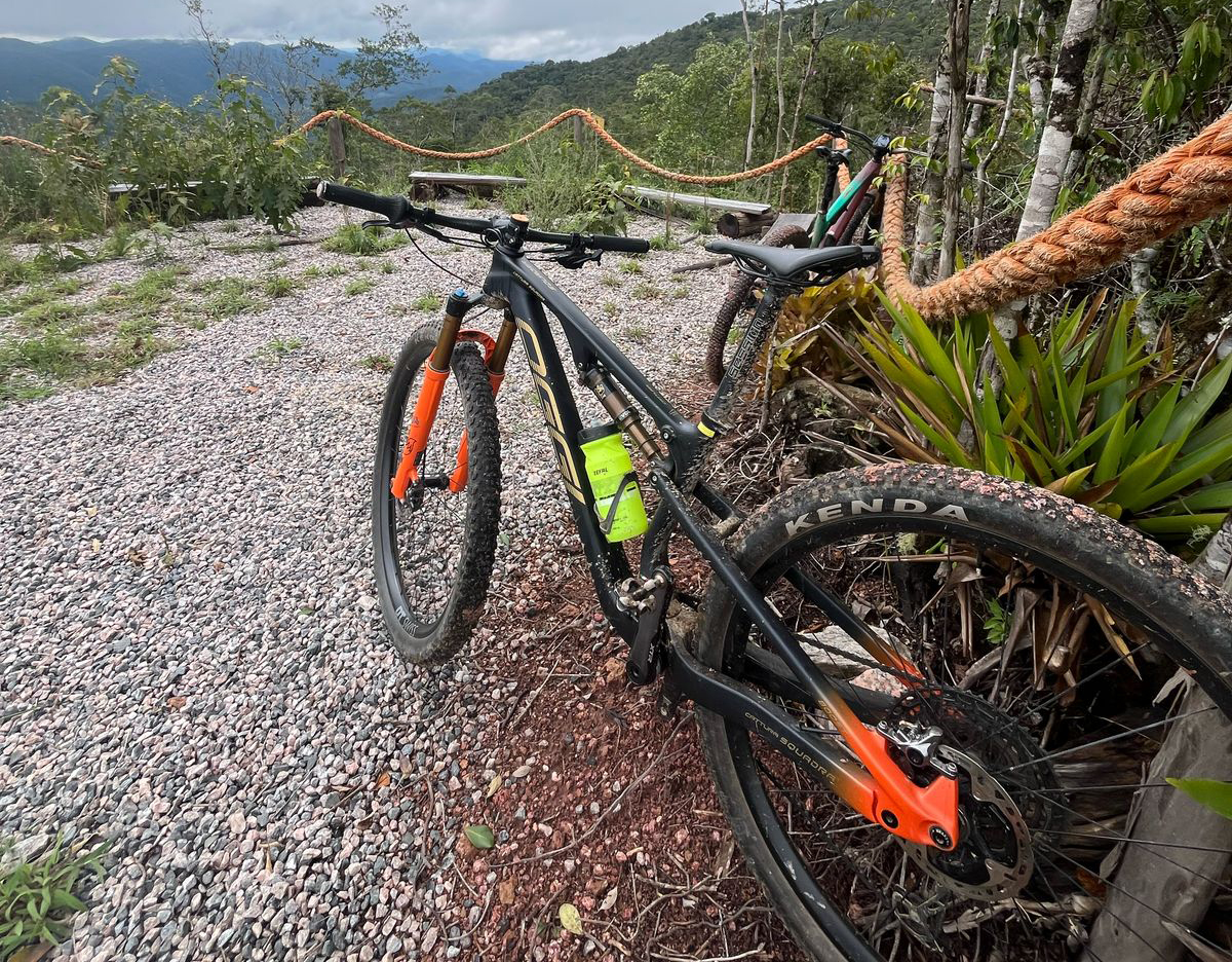 Capa de NOVA DATA: Descida de bike pela Estrada da Petrobras