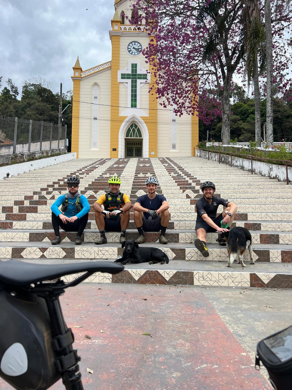Ciclistas durante o roteiro de bicicleta