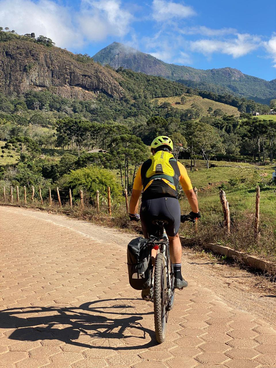 Ciclistas durante o roteiro de bicicleta
