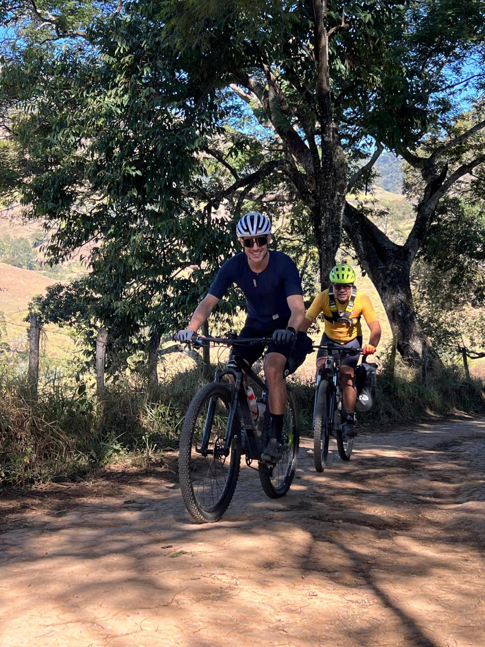 Ciclistas durante o roteiro de bicicleta Caminho dos Anjos