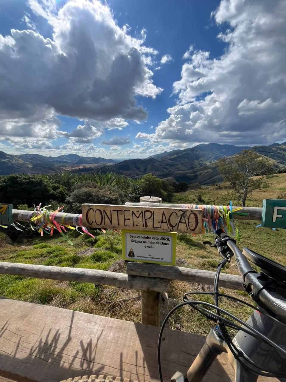 Placa ao ar livre escrito "contemplação" clicada em expedição de mountain bike