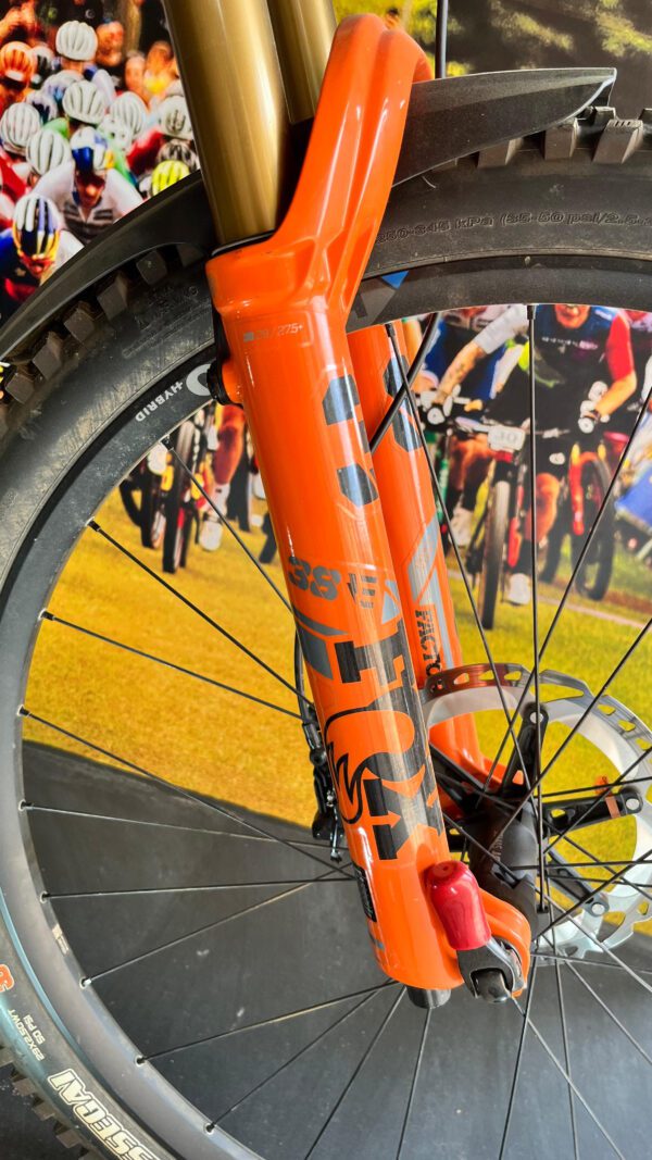 Detalhe da suspensão da bicicleta elétrica OGGI Potenza Pro