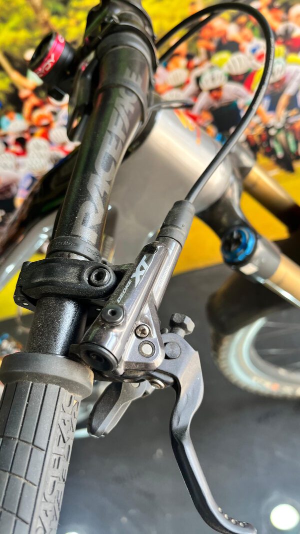 Detalhe do guidão da bicicleta elétrica OGGI Potenza Pro