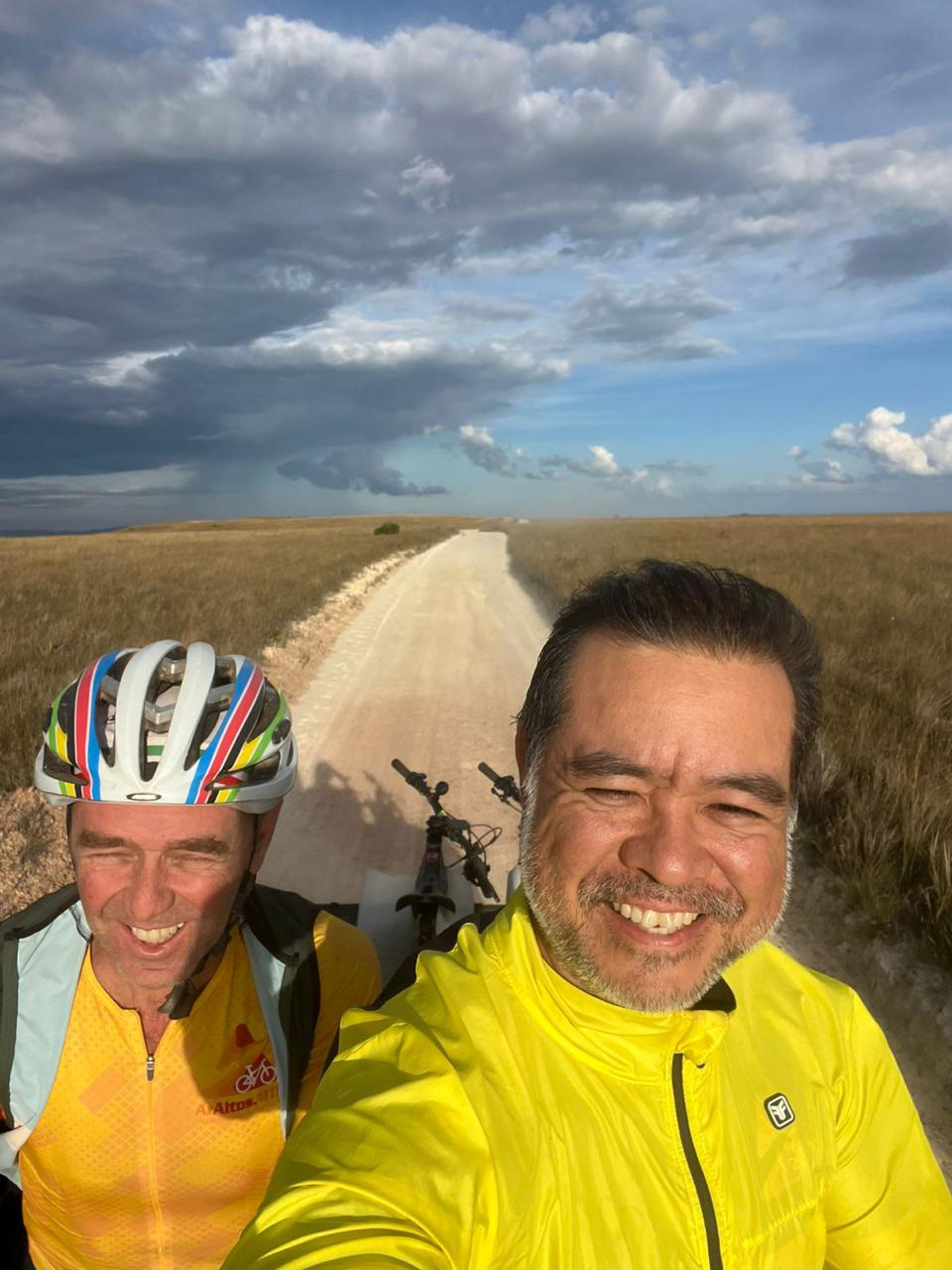 Dois ciclistas ao ar livre em estrada de terra 