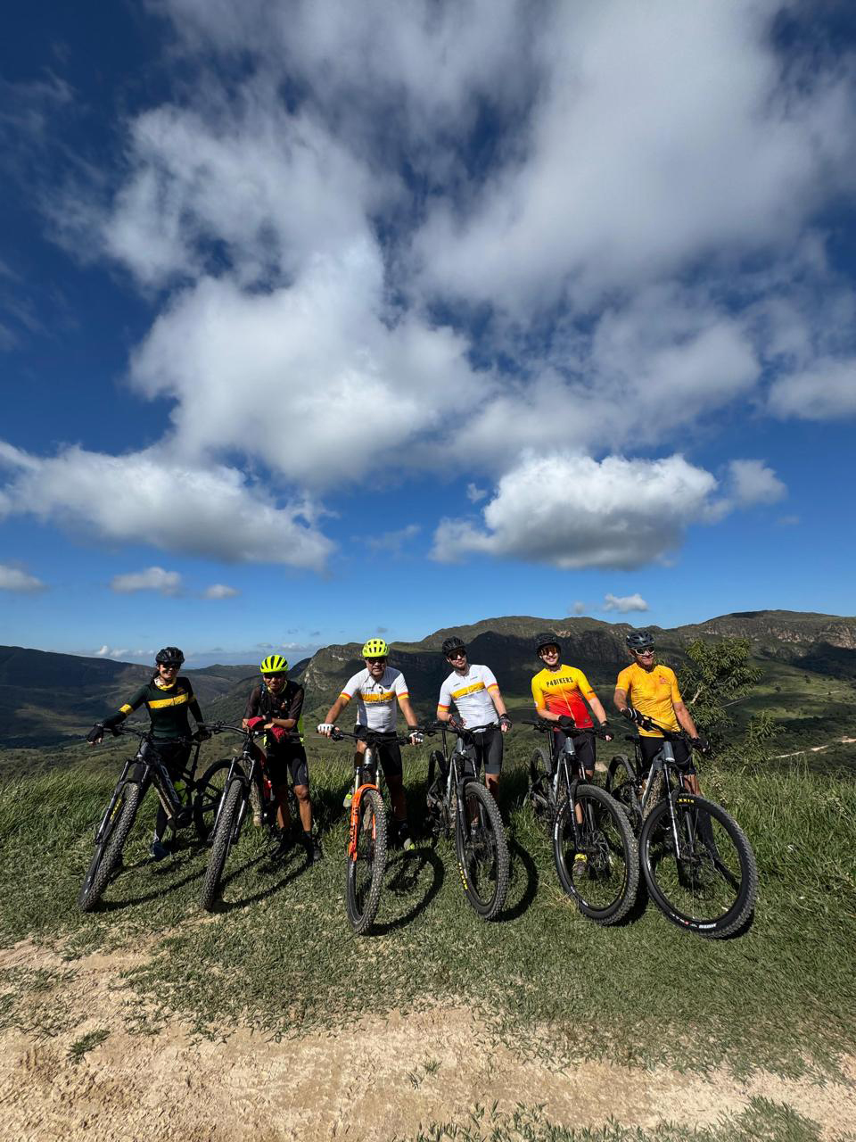 Ciclistas ao ar livre em expedições de mountain bike realizada pela Araltos