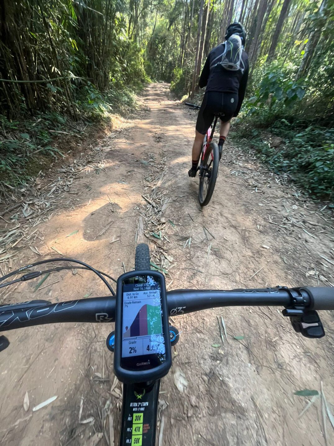Dois ciclistas em trilha na Serra do Japi
