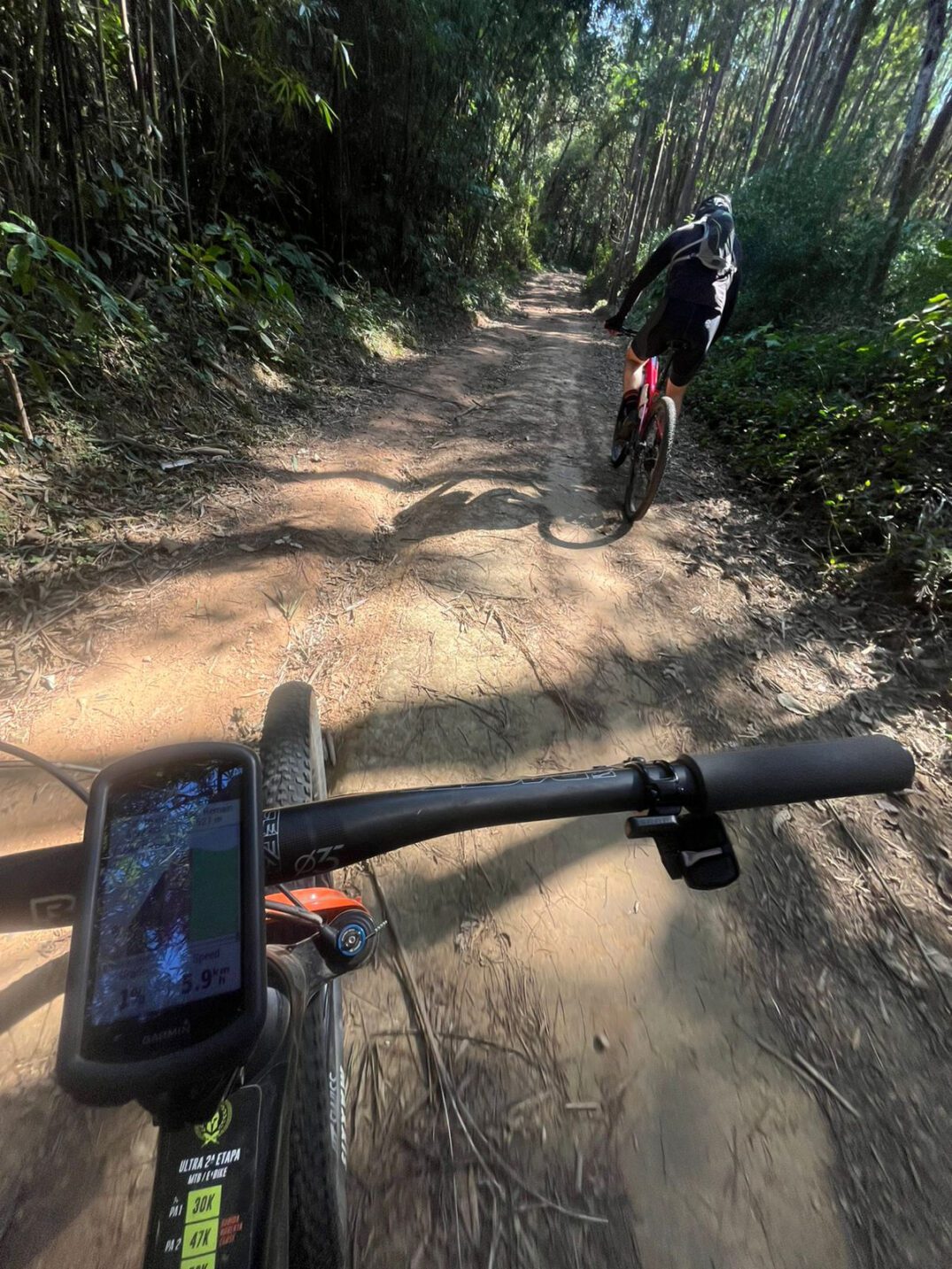 Dois ciclistas em trilha na Serra do Japi