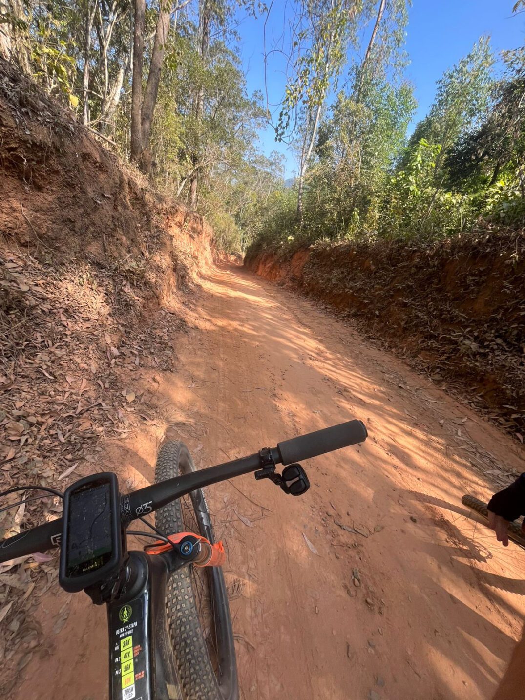 Pedal em estrada de terra