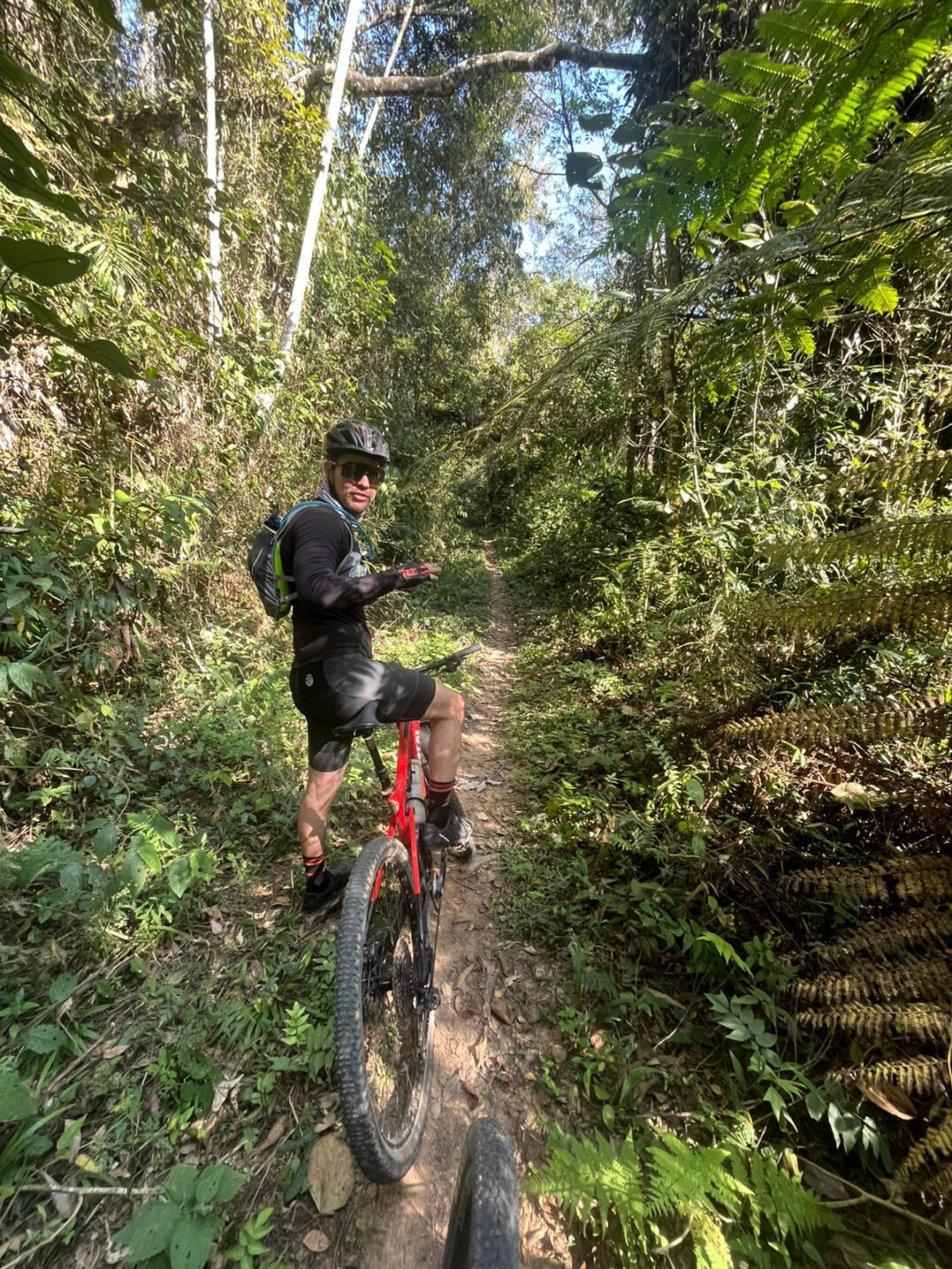 Cilcista durante pedal na Serra do Japi