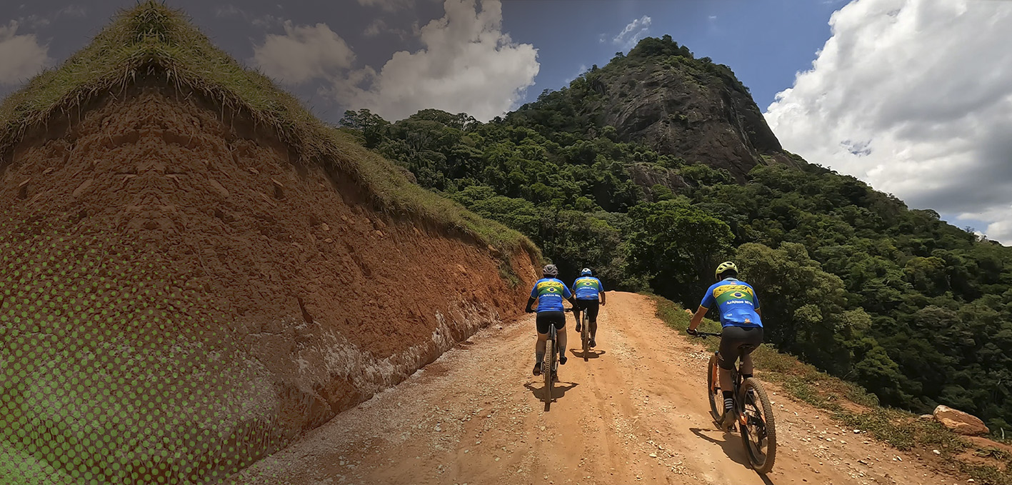 Treino de bike: atletas pedalando em São Bento do Sapucaí com a ArAltos MTB