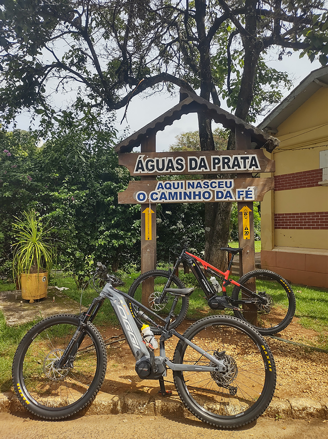 Capa de OGGI Razzo T-130 versus OGGI Big Wheel 8.2: qual a melhor e-bike para o Caminho da Fé? 