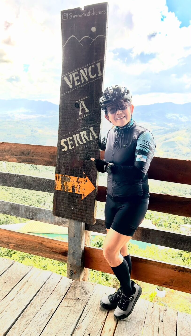Mulheres no Caminho da Fé de e-bike: Tomiko parando para curtir o trajeto
